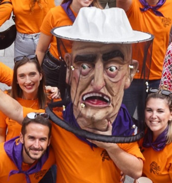 Ya son una veintena los cabezudos de Guadalajara. El último, este apicultor.