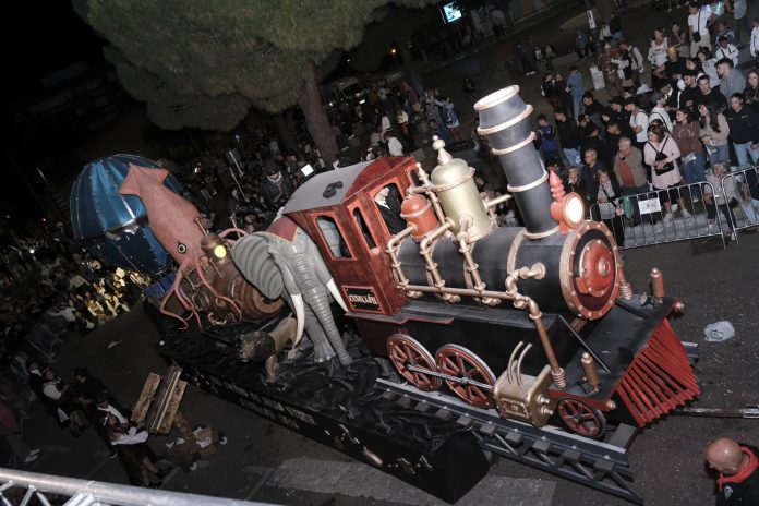 Esta fue la carroza ganadora en 2025, pero el desfile fue memorable por el alto nivel de los participantes. (Foto: Ayuntamiento de Azuqueca)