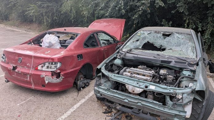 En la calle Trafalgar se acumulaban coches abandonados como si se tratara de una exposición. (Foto: La Crónic@)