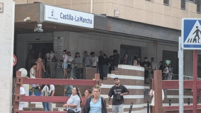 La cola ante Educación, en su segundo día, ha comenzado pronto y se ha mantenido a lo largo de la mañana. (Foto: La Crónic@)
