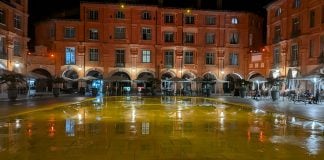 Montauban bulle por las noches en la Place Nationale. Una ciudad viva y feliz que guarda los restos de Manuel Azaña. (Foto: La Crónic@)