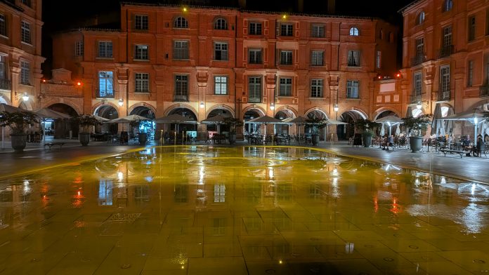 Montauban bulle por las noches en la Place Nationale. Una ciudad viva y feliz que guarda los restos de Manuel Azaña. (Foto: La Crónic@)