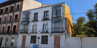 Se acaba de conceder licencia de obras para rehabilitar este edificio de la Plaza de España. (Foto: La Crónic@)