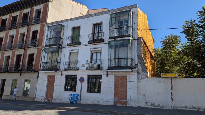 Se acaba de conceder licencia de obras para rehabilitar este edificio de la Plaza de España. (Foto: La Crónic@)