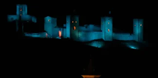 El castillo de Molina de Aragón, en una imagen un tanto tétrica tras la inauguración de la primera fase de su iluminación, en 2023.