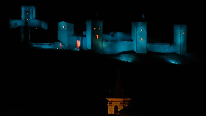 El castillo de Molina de Aragón, en una imagen un tanto tétrica tras la inauguración de la primera fase de su iluminación, en 2023.
