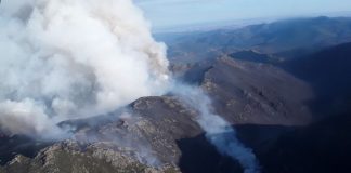 Vista general del incendio de Peñalba de la Sierra desde el aire, el jueves 25 de septiembre de 2025.