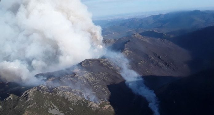 Vista general del incendio de Peñalba de la Sierra desde el aire, el jueves 25 de septiembre de 2025.