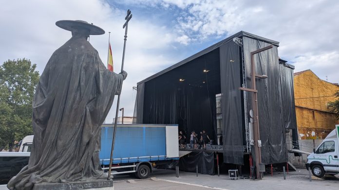 Escenario en la plaza de España de Guadalajara el 7 de septiembre de 2025. (Foto: La Crónic@)