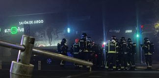 Bomberos desplazados a un incendio en un aparcamiento subterráneo en la avenida del Mediterráneo en Madrid. (Foto: EP)