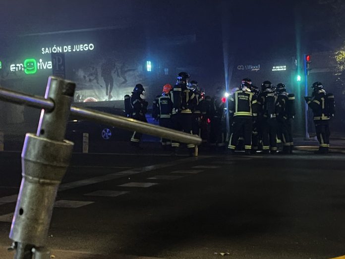 Bomberos desplazados a un incendio en un aparcamiento subterráneo en la avenida del Mediterráneo en Madrid. (Foto: EP)