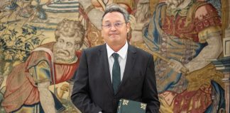 García Ortiz con la Memoria de la Fiscalía de 2025 momentos antes de entregársela al Rey. (Foto: EP)