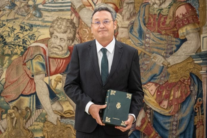 García Ortiz con la Memoria de la Fiscalía de 2025 momentos antes de entregársela al Rey. (Foto: EP)