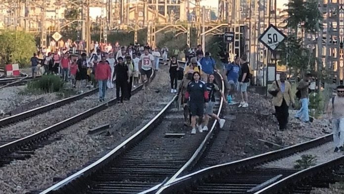 Esta vez, numerosos pasajeros han decidido ocupar las vías cerca de Atocha como protesta.