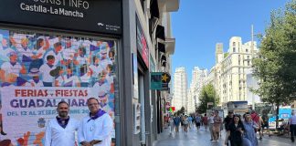 López Pomeda y Morejón, en su promoción en la Gran Vía madrileña de los encierros de Guadalajara.