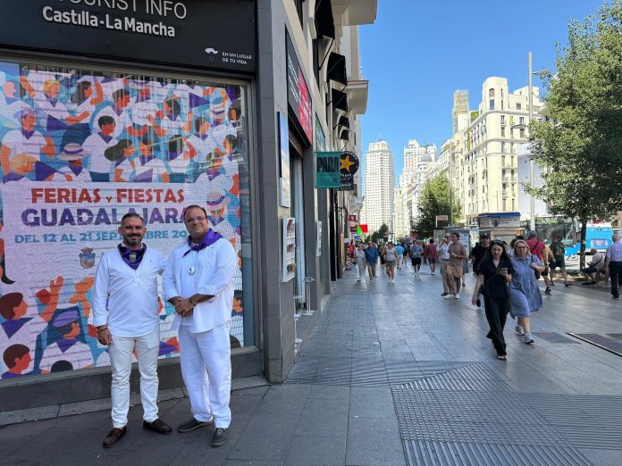 López Pomeda y Morejón, en su promoción en la Gran Vía madrileña de los encierros de Guadalajara.