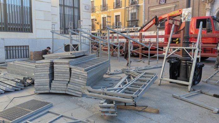 Primeros pasos para la instalación de las gradas en el Jardinillo de los encierros de Guadalajara en 2025. (Foto: La Crónic@)