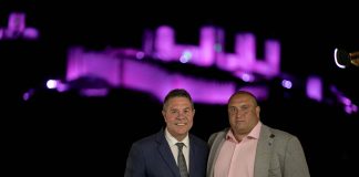 García-Page y el alcalde de Molina de Aragón posan con el castillo y su nueva iluminación de fondo.