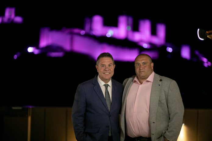 García-Page y el alcalde de Molina de Aragón posan con el castillo y su nueva iluminación de fondo.