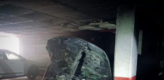 El coche afectado, tras la extinción del incendio. (Foto: Bomberos de Guadalajara)