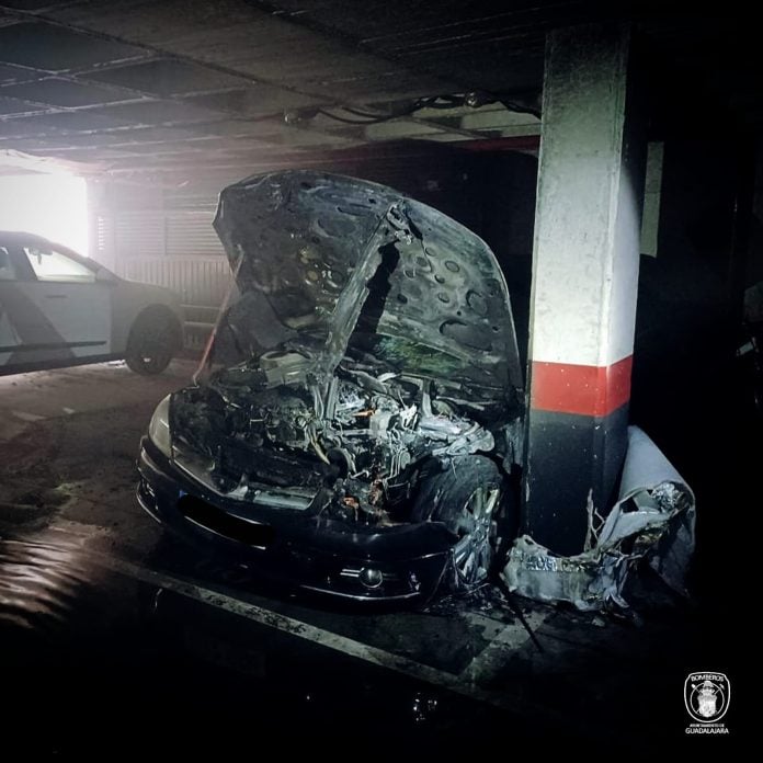 El coche afectado, tras la extinción del incendio. (Foto: Bomberos de Guadalajara)