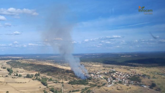 Vista aérea del incendio en Torrecuadrada de Valles el 13 de septiembre de 2025. (Foto: Infocam)