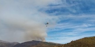 Medios aéreos seguían este miércoles colaborando en los trabajos de extinción del incendio del Pico del Lobo, todavía fuera de control. (Foto: La Crónic@)