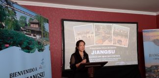 Julia Zhou durante la presentación del evento de promoción de la región china de Jiangsu en Madrid. (Foto: La Crónic@)