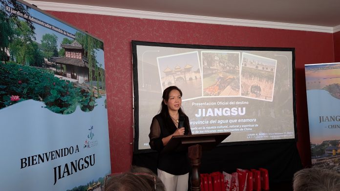 Julia Zhou durante la presentación del evento de promoción de la región china de Jiangsu en Madrid. (Foto: La Crónic@)