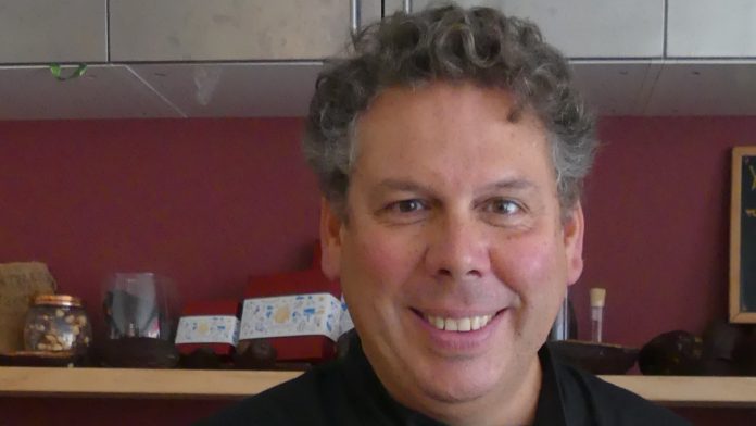 Laurent Gerbaud detrás su perenne sonrisa de maestro chocolatero a toda prueba. (Foto: La Crónic@)