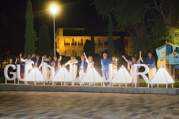 Se ha querido que las letras gigantes resalten especialmente por la noche.
