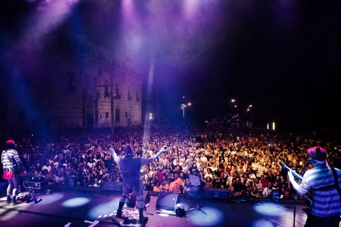Concierto en la Plaza de España el 7 de septiembre de 2025, abarrotada para la ocasión.