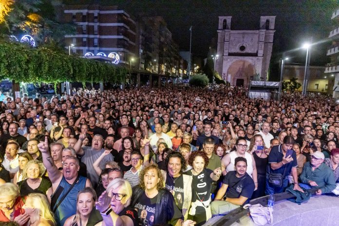El público abarrotó Santo Domingo y se lo pasó en grande con Medina Azahara.