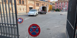 La campa del Mercado de Abastos, el 29 de septiembre de 2025, aún con el acceso prohibido para los vehículos, en la última fase de limpieza del emplazamiento de los corrales del encierro. (Foto: La Crónic@)