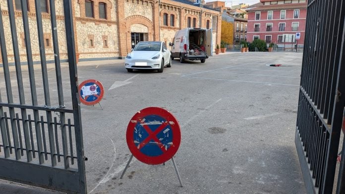 La campa del Mercado de Abastos, el 29 de septiembre de 2025, aún con el acceso prohibido para los vehículos, en la última fase de limpieza del emplazamiento de los corrales del encierro. (Foto: La Crónic@)