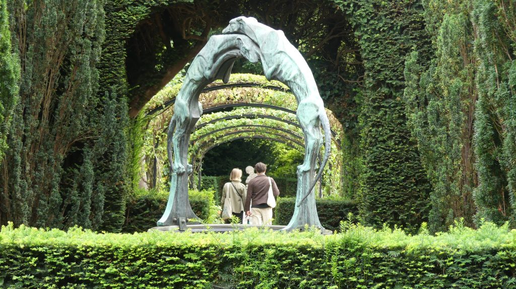 Jardines de una casa privada que puedes pasear sin trabas, surgidos de una Europa más abierta que la de ahora y, quizá como ahora, siempre entre dos guerras. Estamos en Bruselas. (Foto: La Crónic@)
