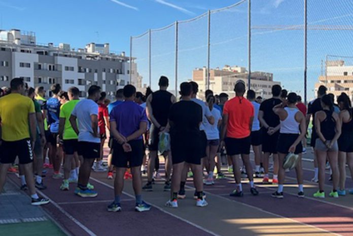 Algunos de los aspirantes a ingresar en la Policía Local de Azuqueca de Henares, en las pruebas de aptitud física.