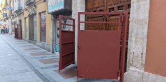 Las puertas son a prueba de toros... y a prueba de vecinos, ya que sólo se pueden abrir desde la calle. (Foto: La Crónic@)