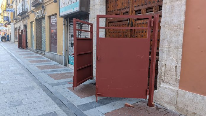 Las puertas son a prueba de toros... y a prueba de vecinos, ya que sólo se pueden abrir desde la calle. (Foto: La Crónic@)