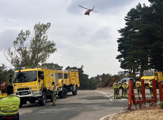 Parte del dispositivo en la parte segoviana del incendio de Peñalba, en la tarde del domingo 28 de septiembre de 2025.