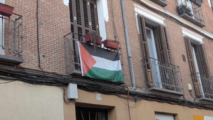 Bandera de Palestina en una vivienda de Guadalajara. (Foto: La Crónic@)