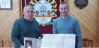 Manuel Salvador, alcalde de Horche y David Martínez, archivero municipal, con el facsímil y el documento original.