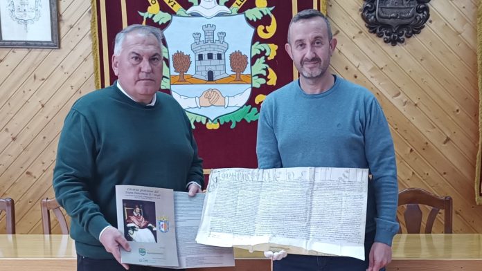 Manuel Salvador, alcalde de Horche y David Martínez, archivero municipal, con el facsímil y el documento original.