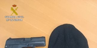 Capucha y arma simulada utilizados en el atraco frustrado en Azuqueca. (Foto: Guardia Civil)