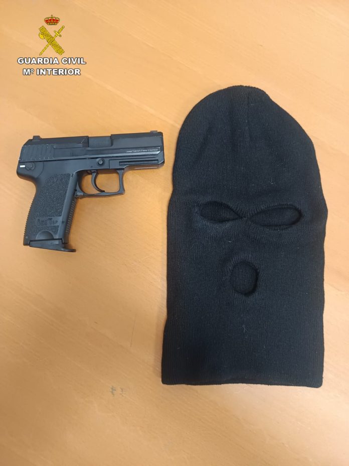 Capucha y arma simulada utilizados en el atraco frustrado en Azuqueca. (Foto: Guardia Civil)