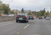 Un partido pide retrasar la implantación del carril Bus-VAO en la A-2 El carril Bus-VAO de la A-2 encendido el 21 de octubre de 2025 cerca de Madrid, para desconcierto de los conductores de la autovía. (Foto: La Crónic@)