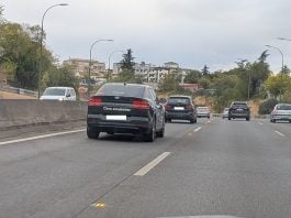 El carril Bus-VAO de la A-2 encendido el 21 de octubre de 2025 cerca de Madrid, para desconcierto de los conductores de la autovía. (Foto: La Crónic@)