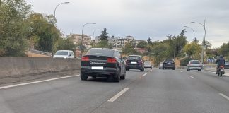 El carril Bus-VAO de la A-2 encendido el 21 de octubre de 2025 cerca de Madrid, para desconcierto de los conductores de la autovía. (Foto: La Crónic@)