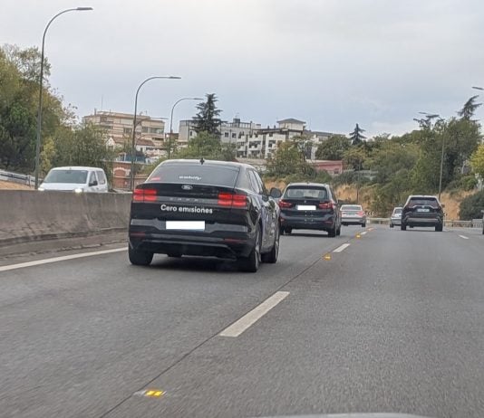 El carril Bus-VAO de la A-2 encendido el 21 de octubre de 2025 cerca de Madrid, para desconcierto de los conductores de la autovía. (Foto: La Crónic@)