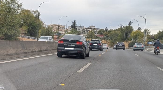 El carril Bus-VAO de la A-2 encendido el 21 de octubre de 2025 cerca de Madrid, para desconcierto de los conductores de la autovía. (Foto: La Crónic@)